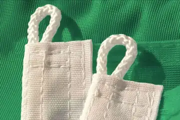 Eingenähter Strick mit Schlaufe